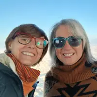 Dos mujeres con lentes sonríen