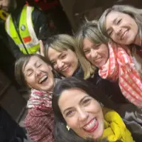 Mujeres jóvenes sonriendo y disfrutando de su compañía juntas en libertad